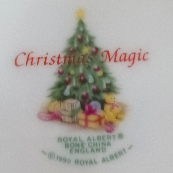 Vintage Royal Albert Christmas Magic 10 and 3/4 inch Bone China Plate 1990 - Picture 2 of 4